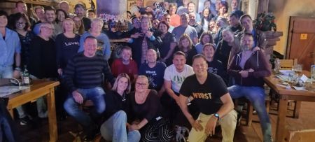 Velká parta hravých přátel